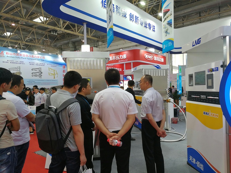 加氣站設備展覽會(huì )中工作人員講解佰焰科技LNG加氣機